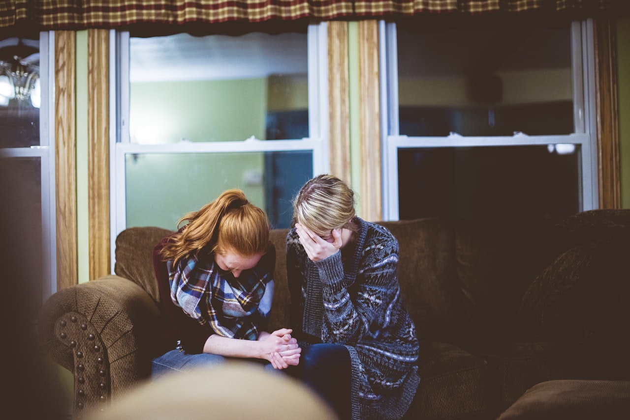 Duas pessoas conversando com apoio emocional sobre depressão