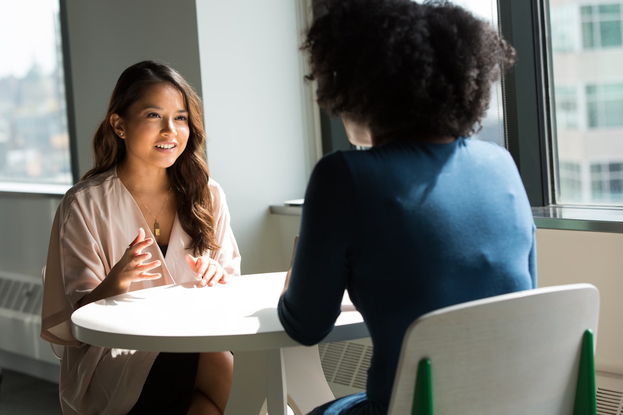 Duas pessoas conversando em uma sessão de apoio emocional sobre ansiedade
